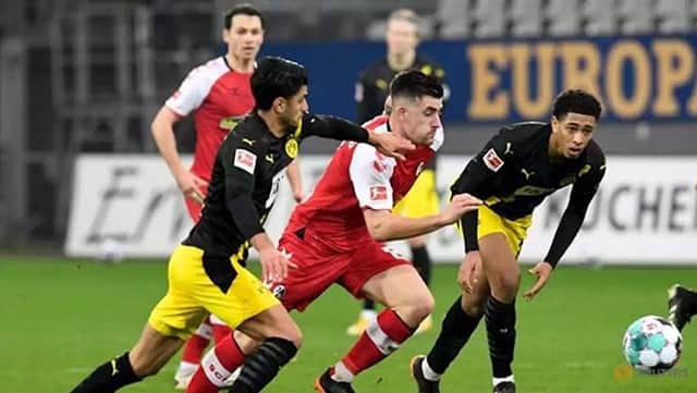 Dortmund (áo vàng đen) bất ngờ thất bại trước Freiburg