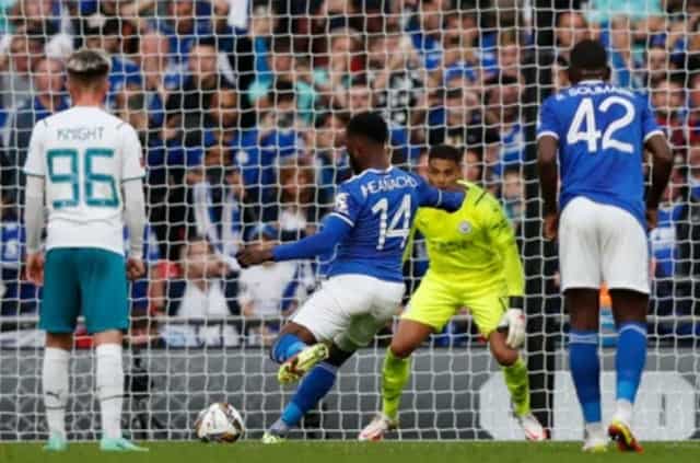 Iheanacho kiếm về cho Leicester một quả penalty và cũng chính anh "kết liễu" đội bóng cũ Man City cuối trận
