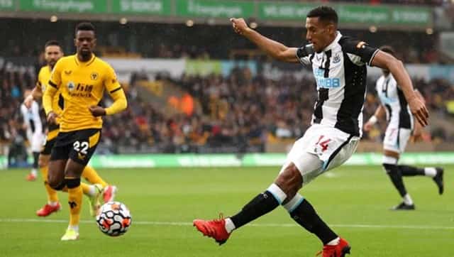 Trận đấu giữa Wolverhampton (áo vàng) và Newcastle diễn ra hấp dẫn