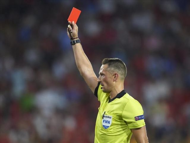 Thẻ đỏ xuất hiện cầu thủ sẽ bị ra khỏi sân
