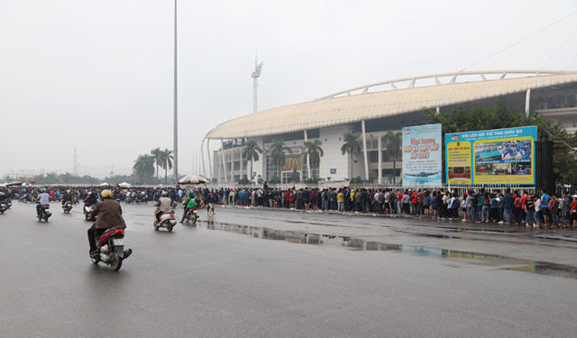 Biển người xếp hàng mua vé trước sân vận động Mỹ Đình