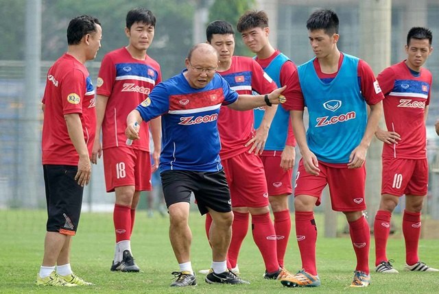 HLV Park Hang Seo hướng dẫn các cầu thủ tập luyện trước khi thi đấu