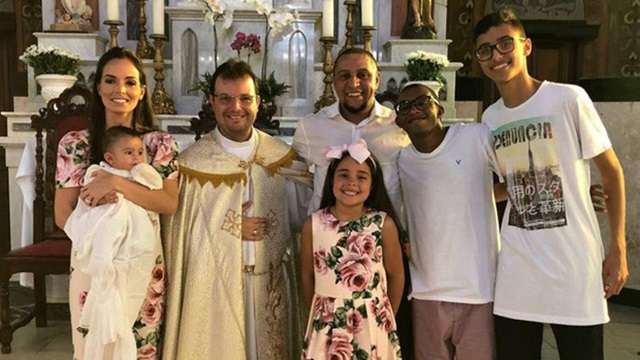 Roberto Carlos cùng vợ mới và các con mình 