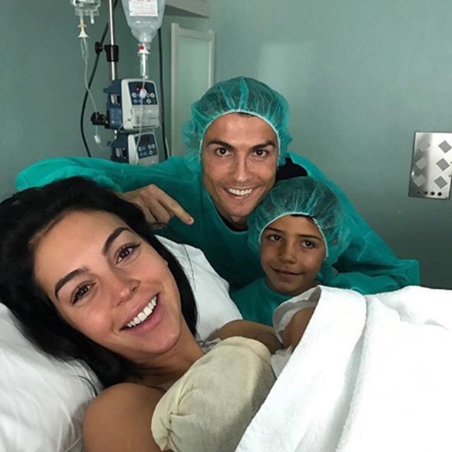 Con trai lớn - Cristiano Jr và người yêu của Ronaldo khi cô hạ sinh bé gái