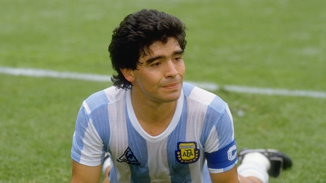 Diego Maradona là chủ nhân của "Bàn thắng thế kỷ" và "Bàn tay của Chúa"