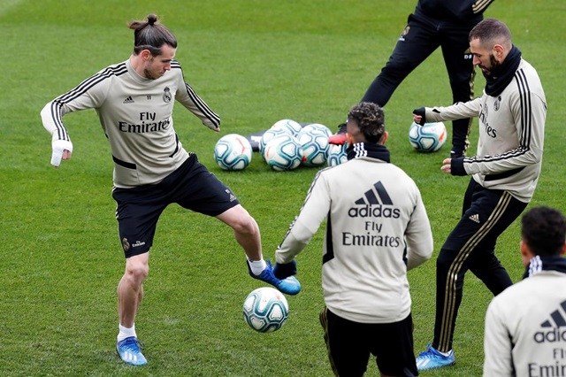 Gareth Bale trong một buổi tập với các đồng đội ở Real