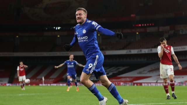 Vardy giúp Leicester đánh bại Arsenal ngay tại Emirates