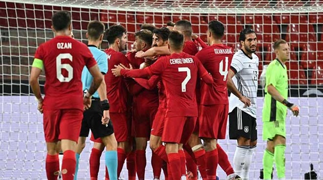 Thổ Nhĩ Kỳ thoát thua ở cuối trận với bàn thắng của Karaman