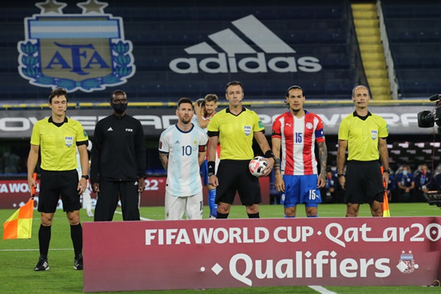 Messi và các đồng đội chơi lép vế trong những phút đầu trận