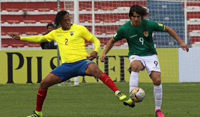 Ecuador (áo vàng) chơi rất quyết tâm trên sân Bolivia
