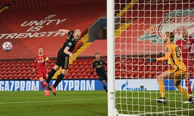 Klaassen đánh đầu hụt đáng tiếc trước cầu môn Liverpool ở phút 22