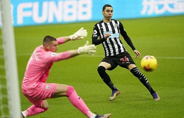 Miguel Almiron mở tỷ số cho Newcastle sau chỉ 19,98 giây