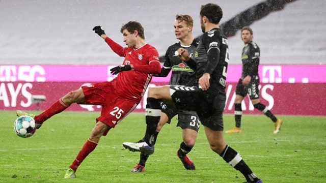 Những ngôi sao tấn công tỏa sáng đúng lúc giúp Bayern Munich "vượt ải khó" Freiburg