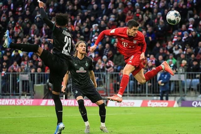 Lewandowski (áo đỏ) lập cú đúp, giúp Bayern ngược dòng hạ Mainz
