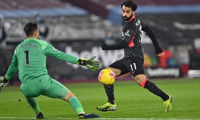 Salah lập một cú đúp để Liverpool có cách biệt an toàn