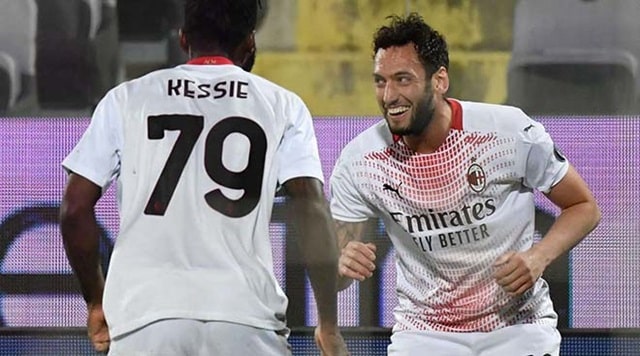 Kessie và Calhanoglu cùng làm nên bàn thắng ấn định chiến thắng 3-2 cho AC Milan