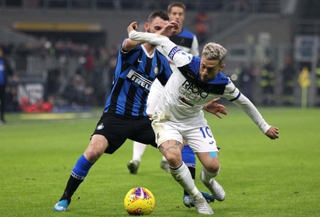 Inter (áo xanh đen) vấp phải không ít khó khăn trước Atalanta