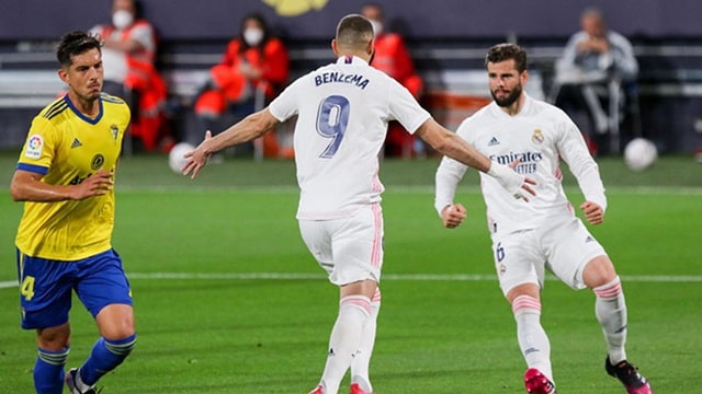 Benzema ghi cú đúp trong vòng 10 phút giúp Real Madrid định đoạt trận đấu trong hiệp 1