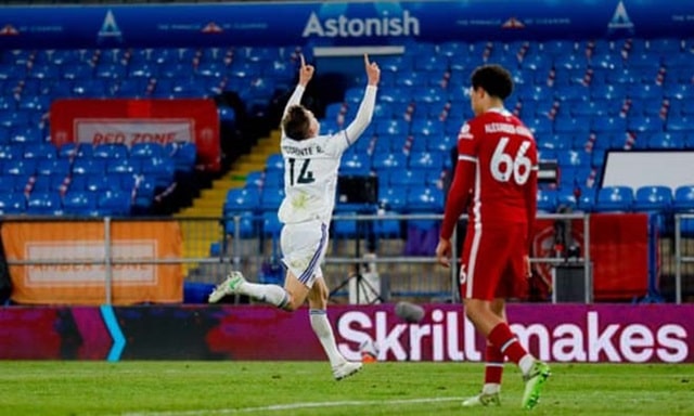 Llorente ăn mừng bàn thắng gỡ hòa cho Leeds