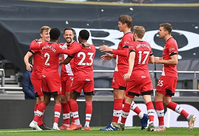 Danny Ings mang về bàn thắng mở tỷ số cho Southampton trong hiệp 1