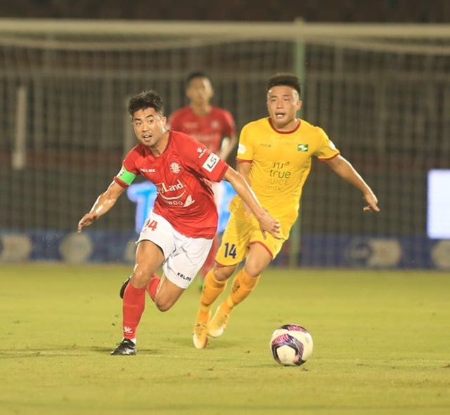 Lee Nguyễn chơi đầy nỗ lực trong hiệp 1