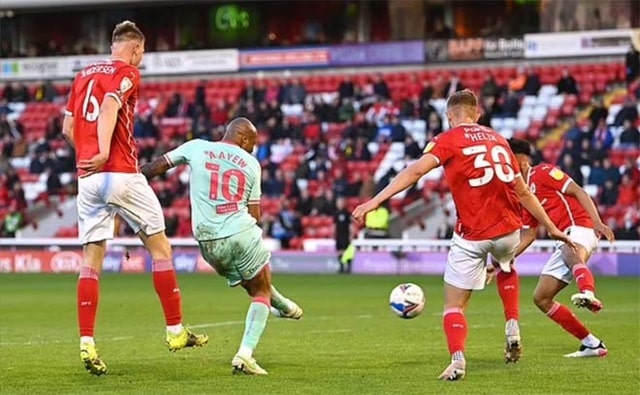 Tiền đạo từng dự 2 kỳ World Cup, Andre Ayew cứa lòng chân trái lập siêu phẩm giúp Swansea City ghi bàn trên sân của Barnley