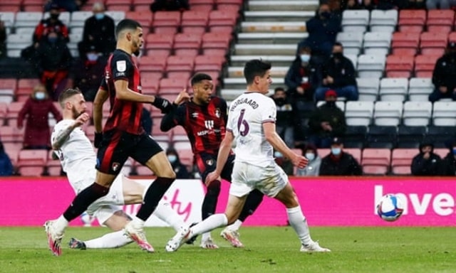 Bournemouth đánh bại Brentford ở bán kết lượt đi play-off tranh vé lên chơi Ngoại hạng Anh