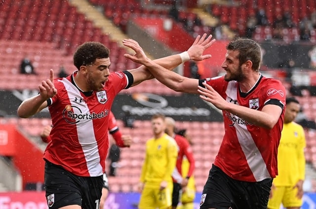 Adams mở tỷ số cho Southampton trong hiệp 1