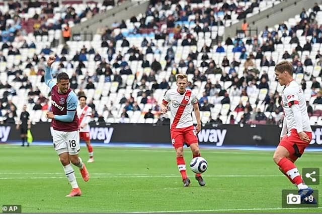 Tiền vệ Pablo Fornals (số 18 của West Ham) khiến Southampton choáng váng