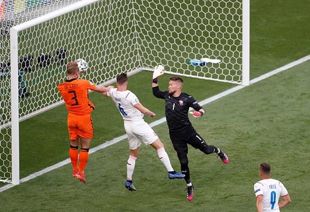 Hà Lan gây ra sức ép lớn ở đầu hiệp 1 nhưng không có nhiều cơ hội rõ ràng