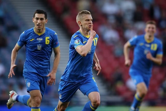 Zinchenko ghi 1 bàn và 1 kiến tạo giúp Ukraine đánh bại Thụy Điển