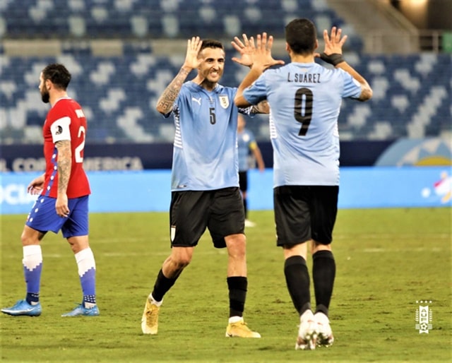 Suarez góp công lớn trong bàn gỡ hòa của Uruguay