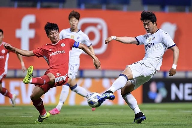 Viettel (áo đỏ) chơi tốt trước Ulsan Hyundai ở hiệp đầu tiên